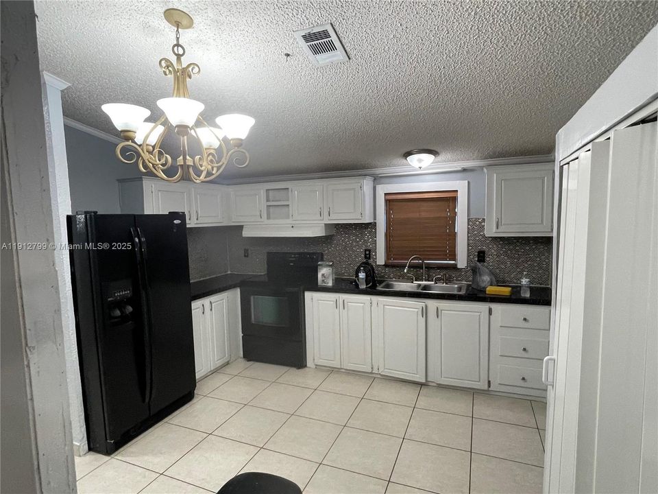 合同活跃: $2,400 (3 贝兹, 2 浴室, 1170 平方英尺)