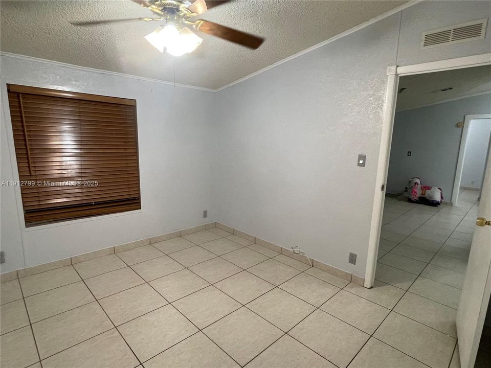 合同活跃: $2,400 (3 贝兹, 2 浴室, 1170 平方英尺)