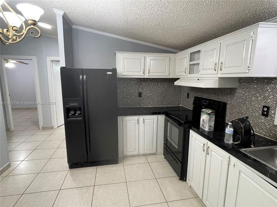 合同活跃: $2,400 (3 贝兹, 2 浴室, 1170 平方英尺)