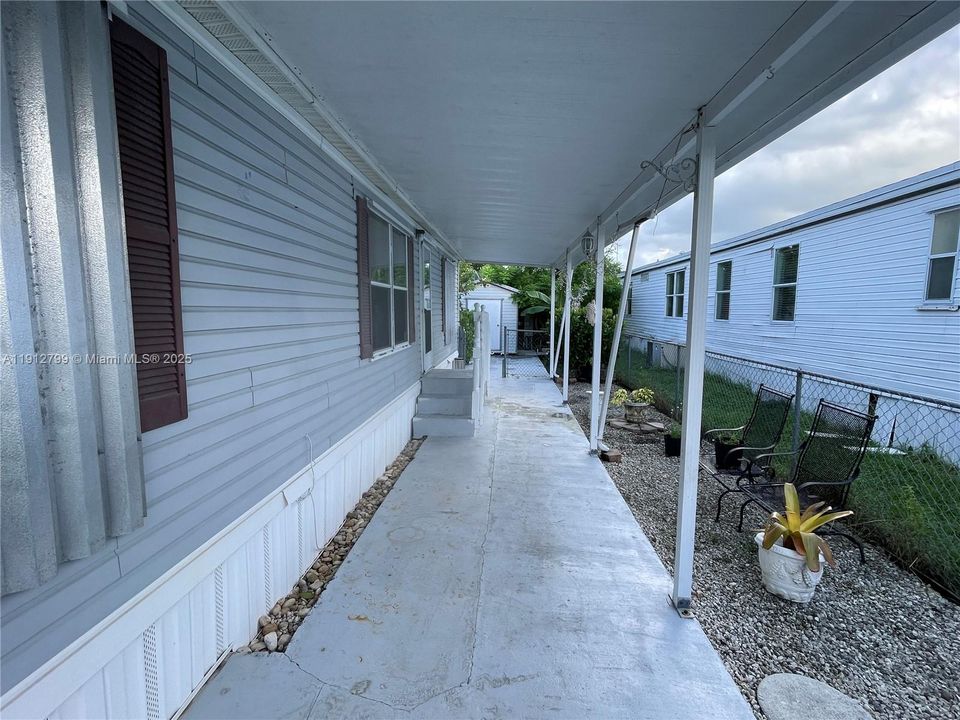 合同活跃: $2,400 (3 贝兹, 2 浴室, 1170 平方英尺)