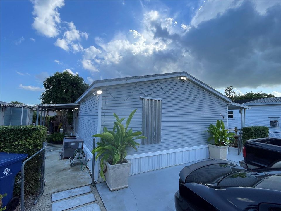 合同活跃: $2,400 (3 贝兹, 2 浴室, 1170 平方英尺)