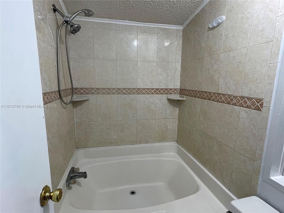 合同活跃: $2,400 (3 贝兹, 2 浴室, 1170 平方英尺)