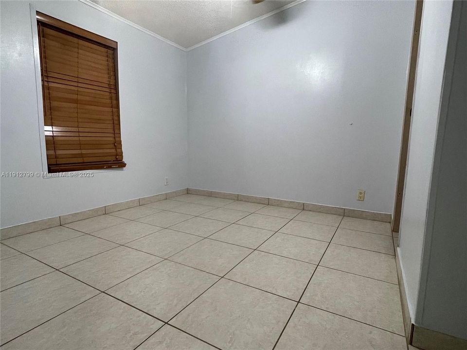 合同活跃: $2,400 (3 贝兹, 2 浴室, 1170 平方英尺)