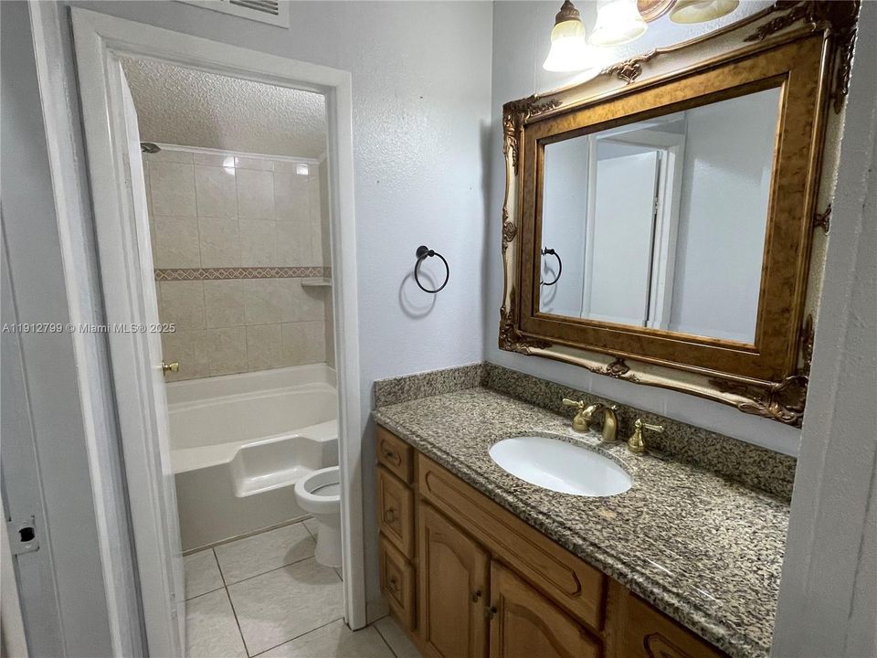 合同活跃: $2,400 (3 贝兹, 2 浴室, 1170 平方英尺)