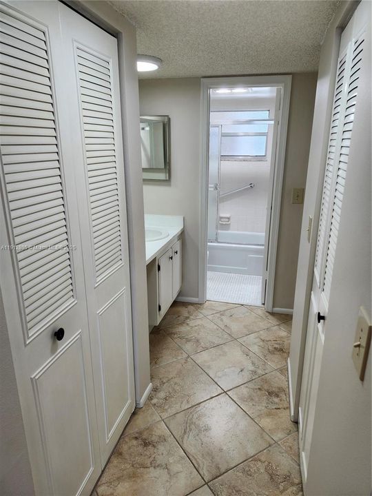 待售: $174,900 (1 贝兹, 1 浴室, 940 平方英尺)