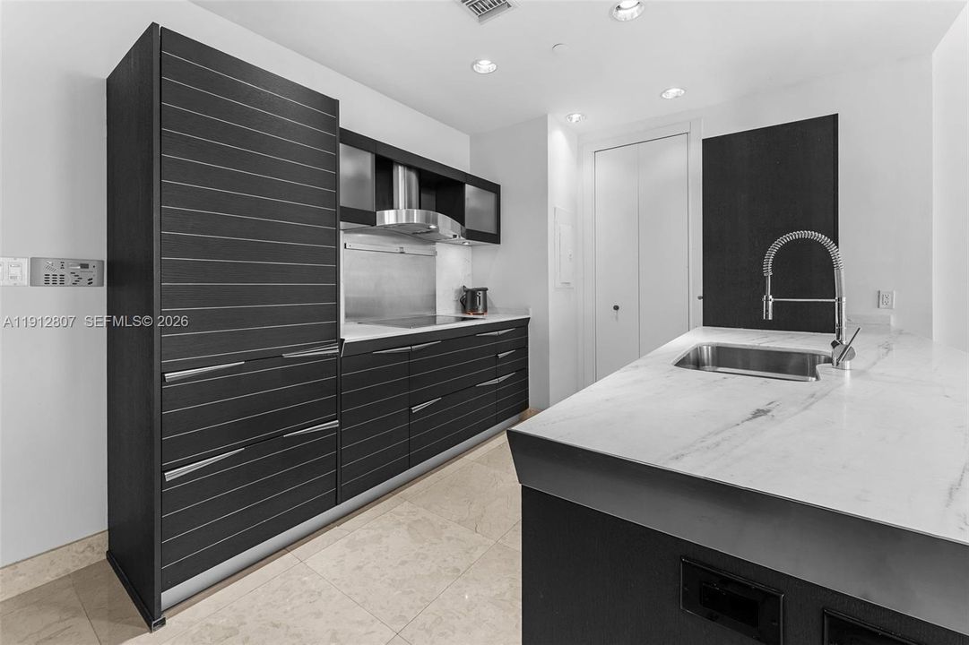 На продажу: $940,000 (2 спален, 2 ванн, 1237 Квадратных фут)