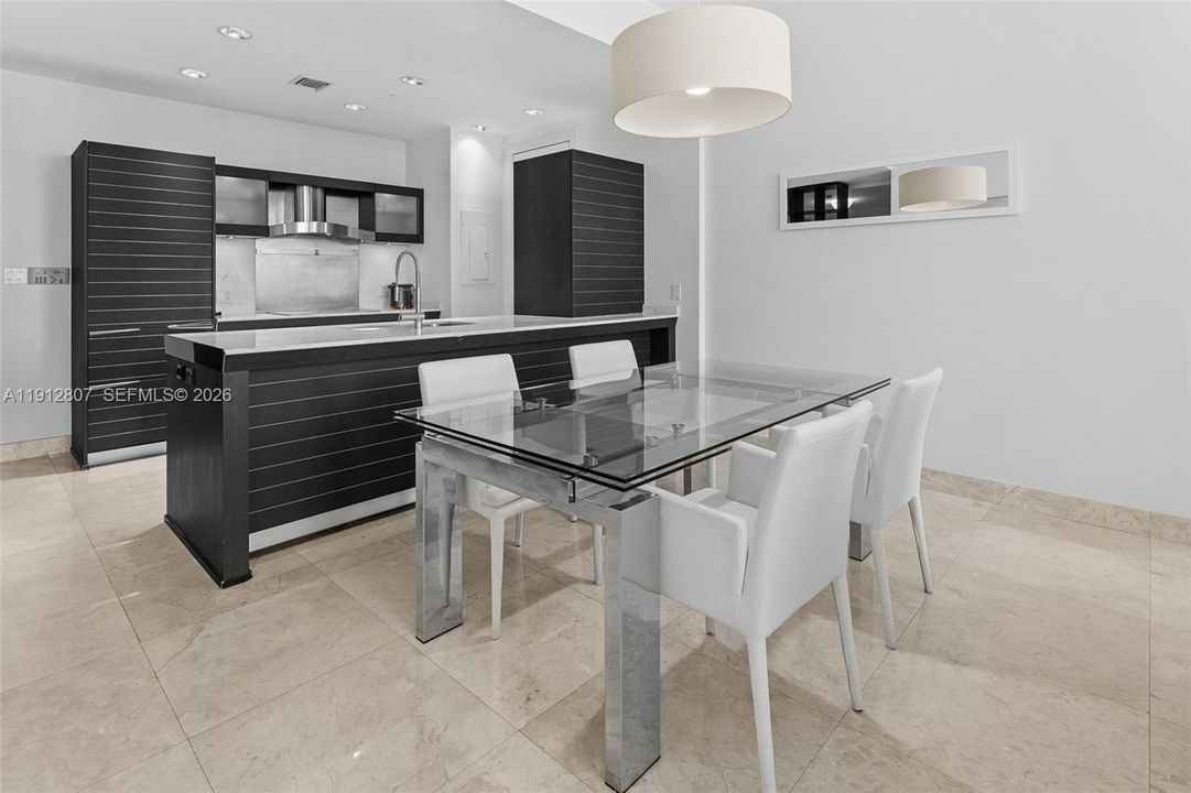 На продажу: $940,000 (2 спален, 2 ванн, 1237 Квадратных фут)