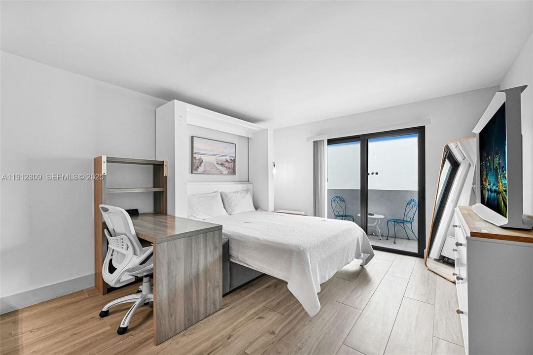 For Sale: $395,000 (1 beds, 1 baths, 669 Square Feet)