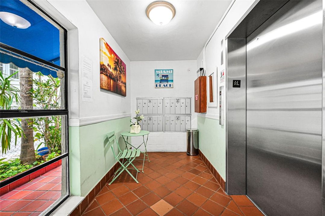 For Sale: $395,000 (1 beds, 1 baths, 669 Square Feet)