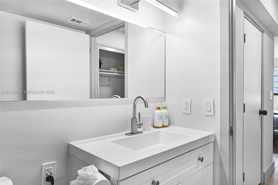 For Sale: $395,000 (1 beds, 1 baths, 669 Square Feet)