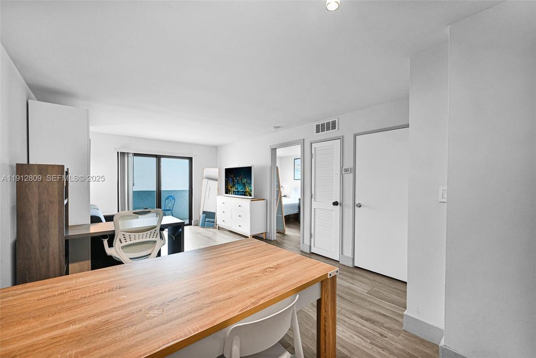 For Sale: $395,000 (1 beds, 1 baths, 669 Square Feet)