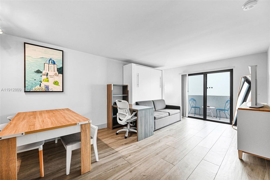 For Sale: $395,000 (1 beds, 1 baths, 669 Square Feet)