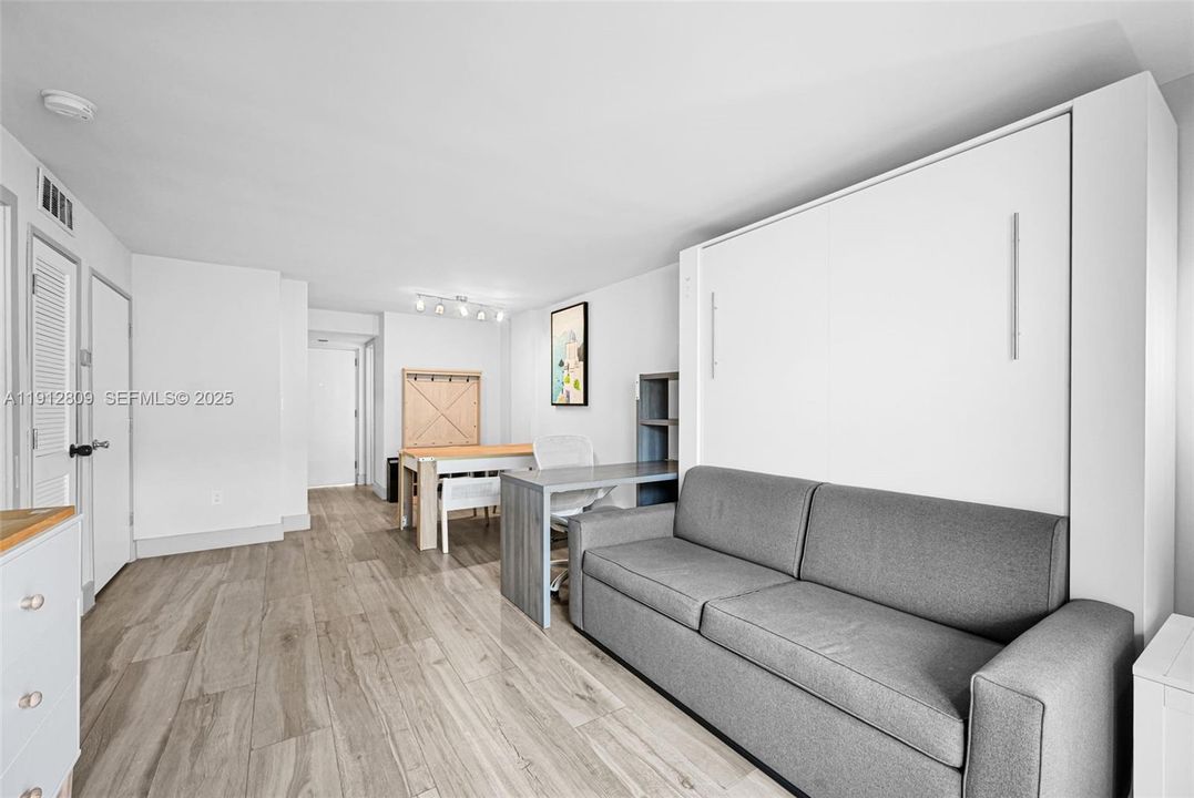 For Sale: $395,000 (1 beds, 1 baths, 669 Square Feet)