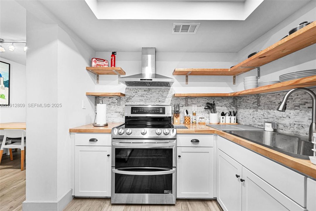 For Sale: $395,000 (1 beds, 1 baths, 669 Square Feet)