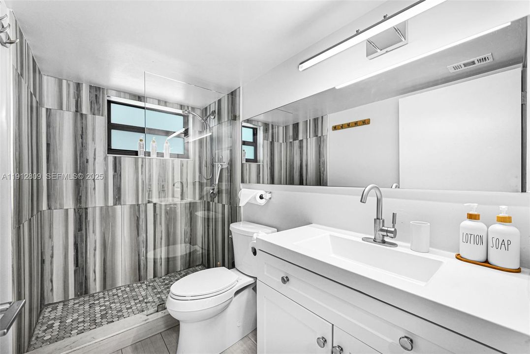 For Sale: $395,000 (1 beds, 1 baths, 669 Square Feet)