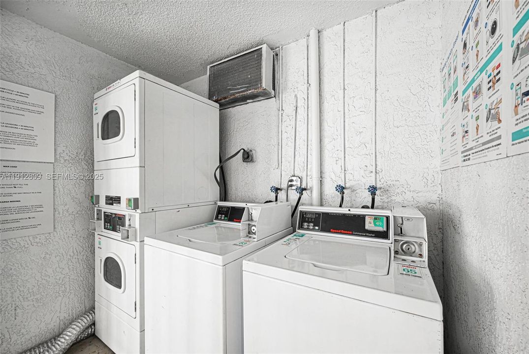 For Sale: $395,000 (1 beds, 1 baths, 669 Square Feet)