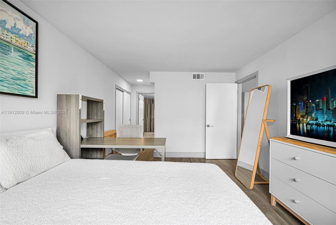 For Sale: $395,000 (1 beds, 1 baths, 669 Square Feet)