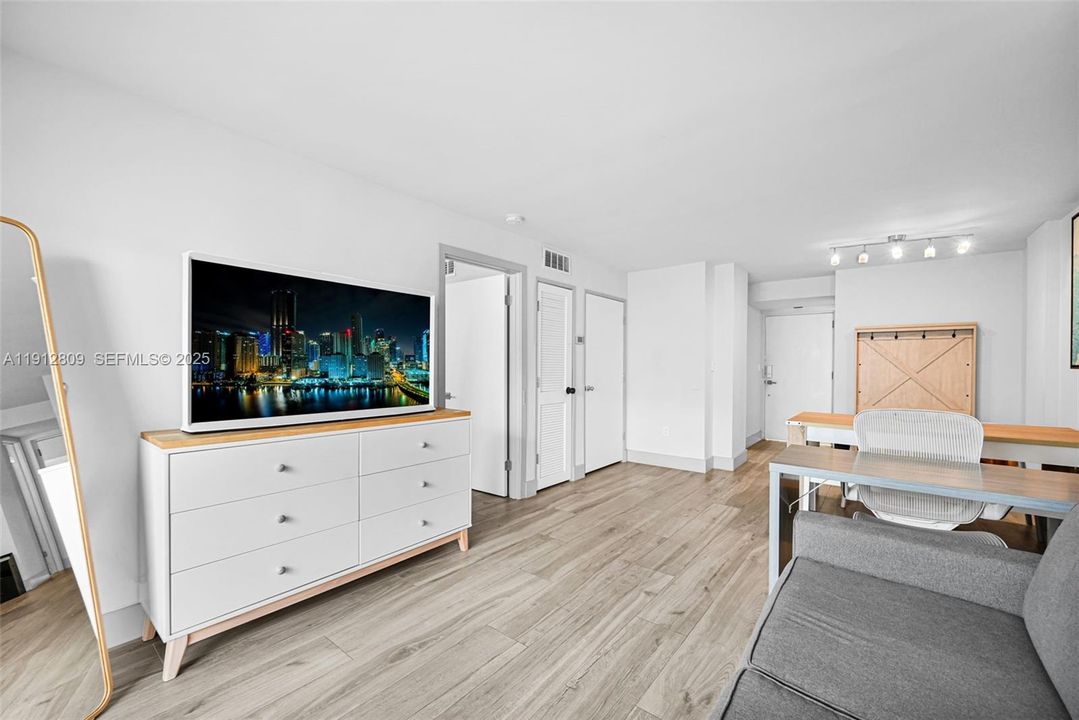 For Sale: $395,000 (1 beds, 1 baths, 669 Square Feet)