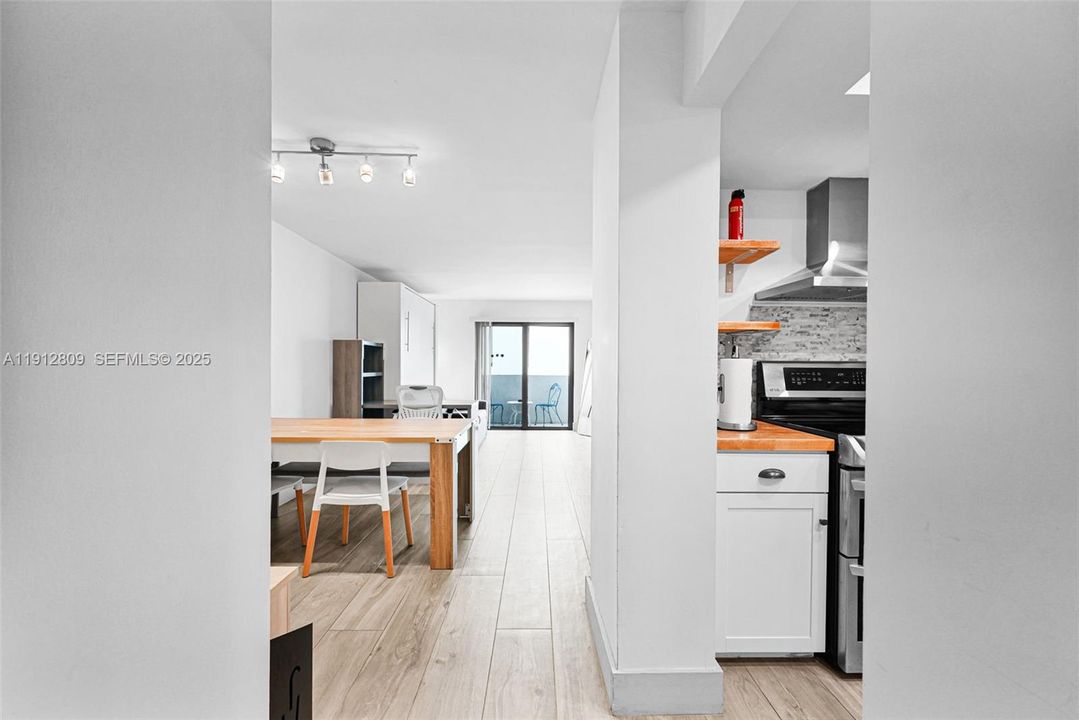 For Sale: $395,000 (1 beds, 1 baths, 669 Square Feet)