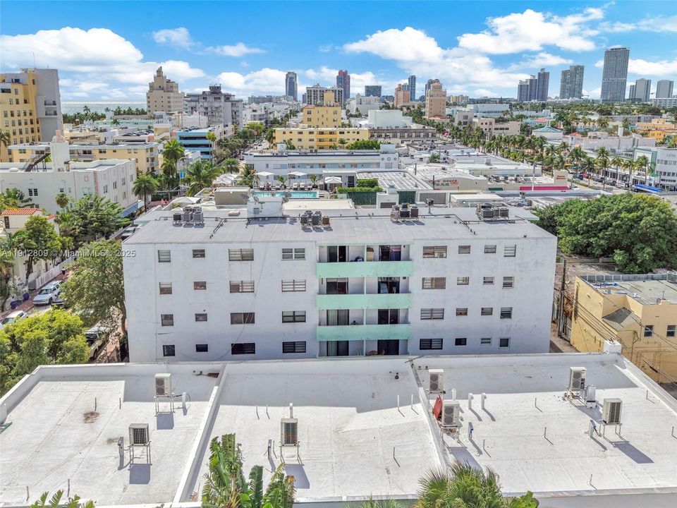 For Sale: $395,000 (1 beds, 1 baths, 669 Square Feet)