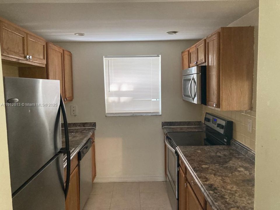 合同活跃: $125,000 (1 贝兹, 1 浴室, 775 平方英尺)