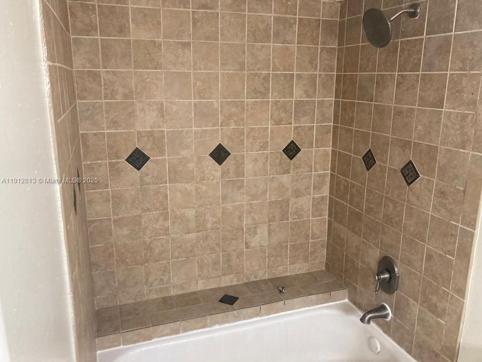 合同活跃: $125,000 (1 贝兹, 1 浴室, 775 平方英尺)