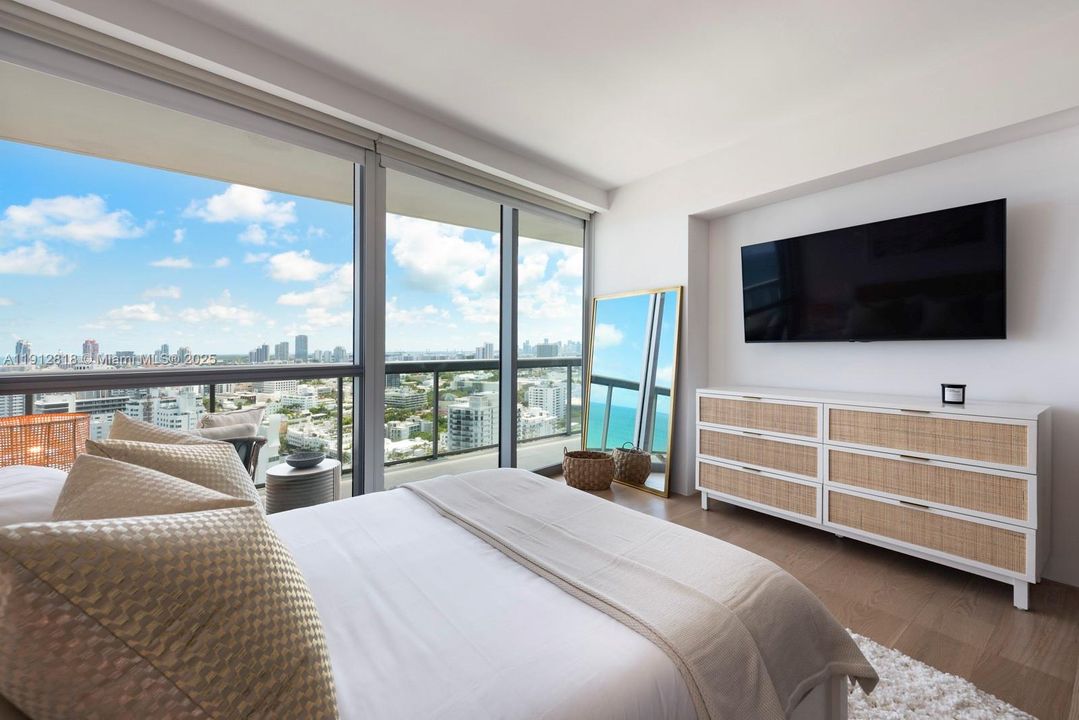 待售: $4,600,000 (2 贝兹, 2 浴室, 1316 平方英尺)