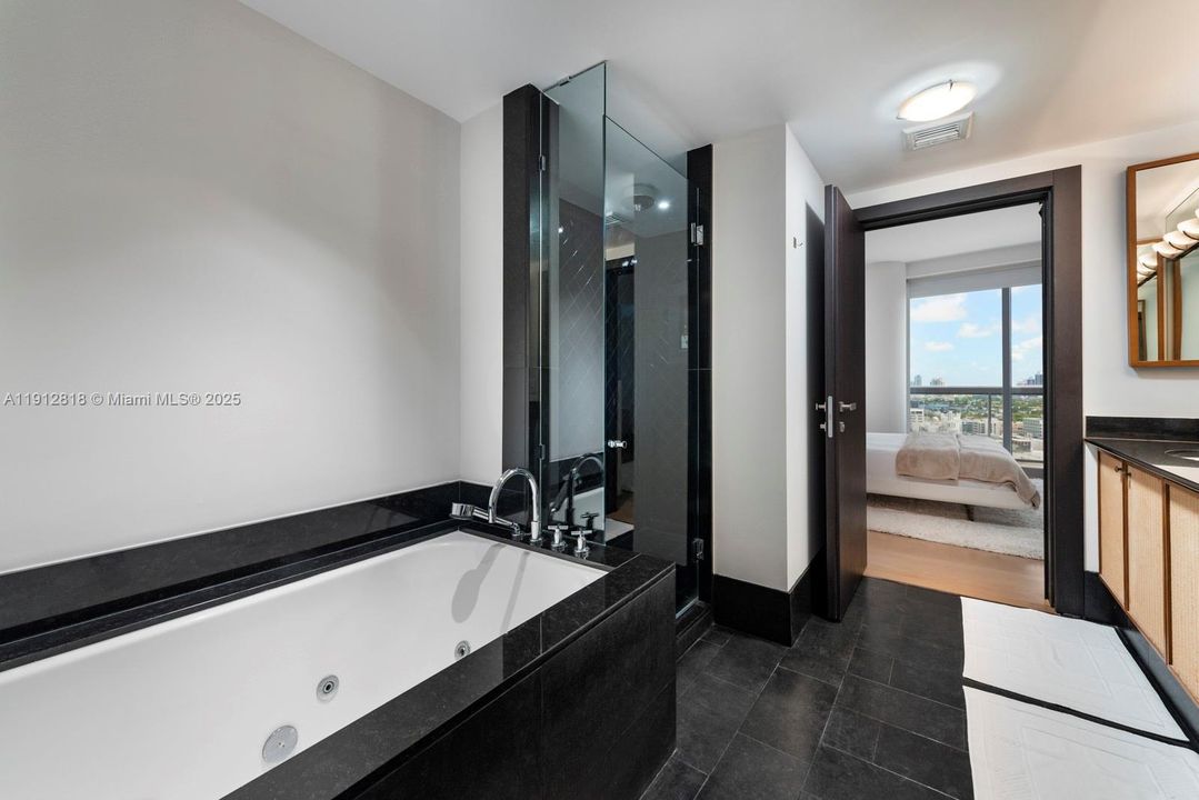 待售: $4,600,000 (2 贝兹, 2 浴室, 1316 平方英尺)