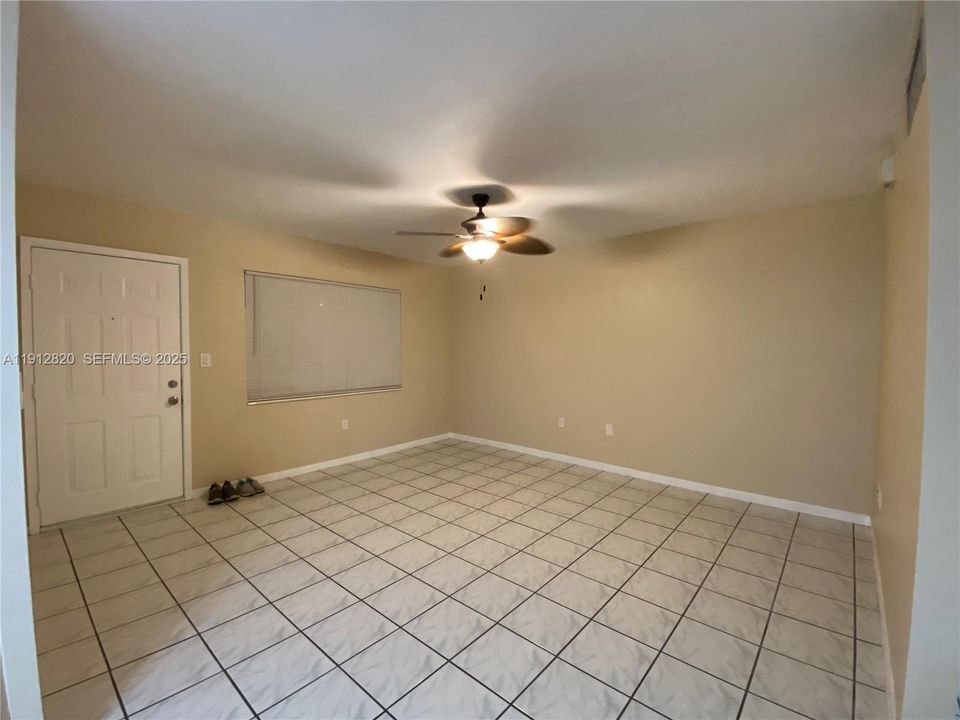 For Rent: $1,575 (1 beds, 1 baths, 670 Square Feet)