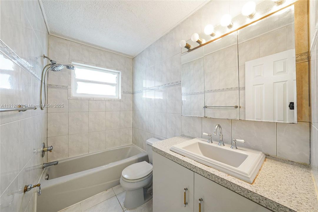 Activo con contrato: $479,900 (3 camas, 2 baños, 1248 Pies cuadrados)