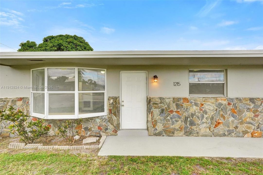 合同活跃: $425,000 (4 贝兹, 2 浴室, 1611 平方英尺)