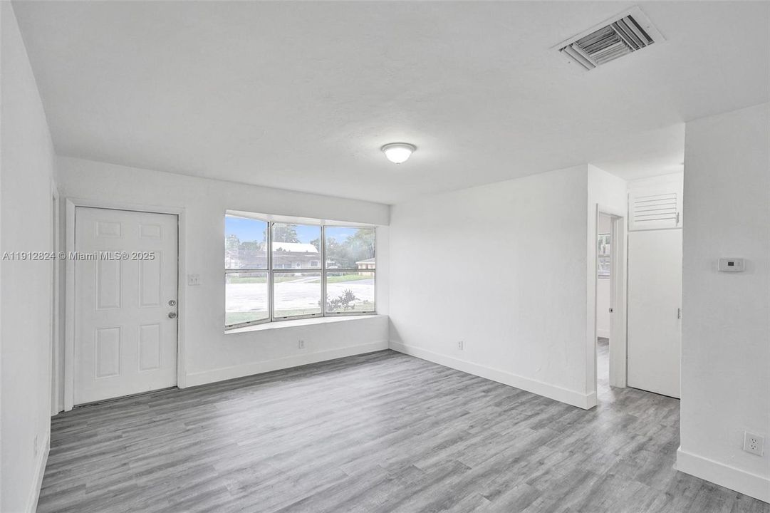 合同活跃: $425,000 (4 贝兹, 2 浴室, 1611 平方英尺)