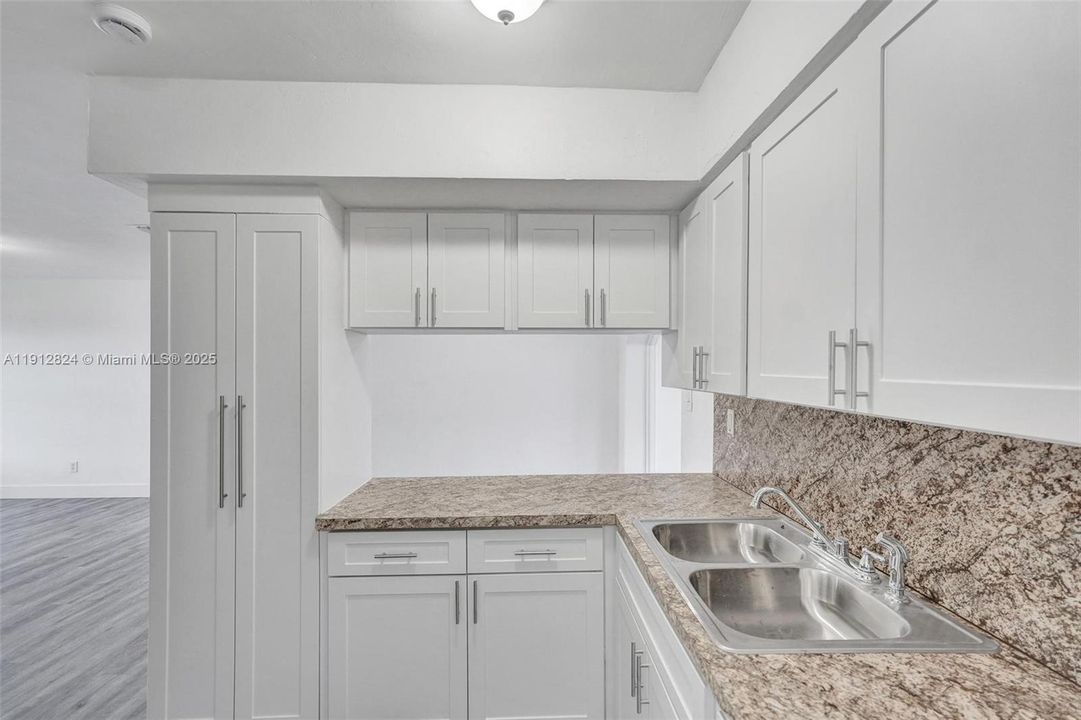 合同活跃: $425,000 (4 贝兹, 2 浴室, 1611 平方英尺)