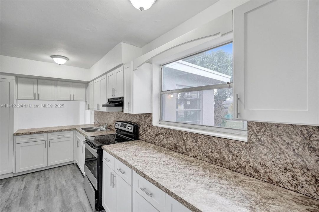 合同活跃: $425,000 (4 贝兹, 2 浴室, 1611 平方英尺)