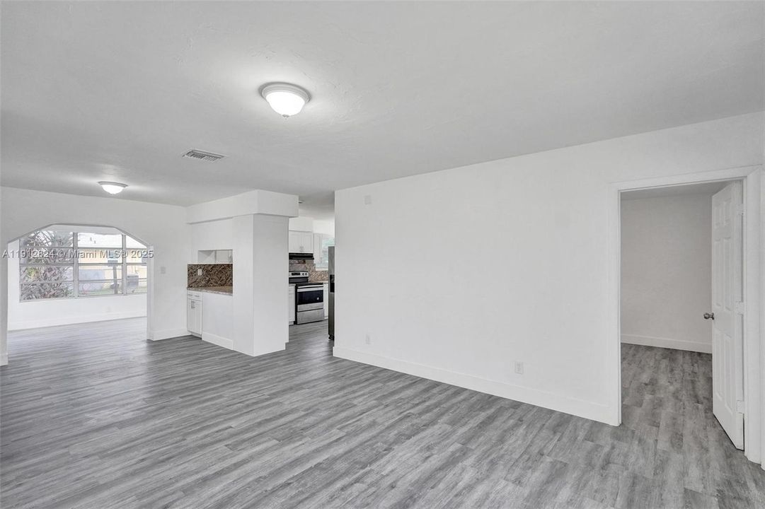 合同活跃: $425,000 (4 贝兹, 2 浴室, 1611 平方英尺)