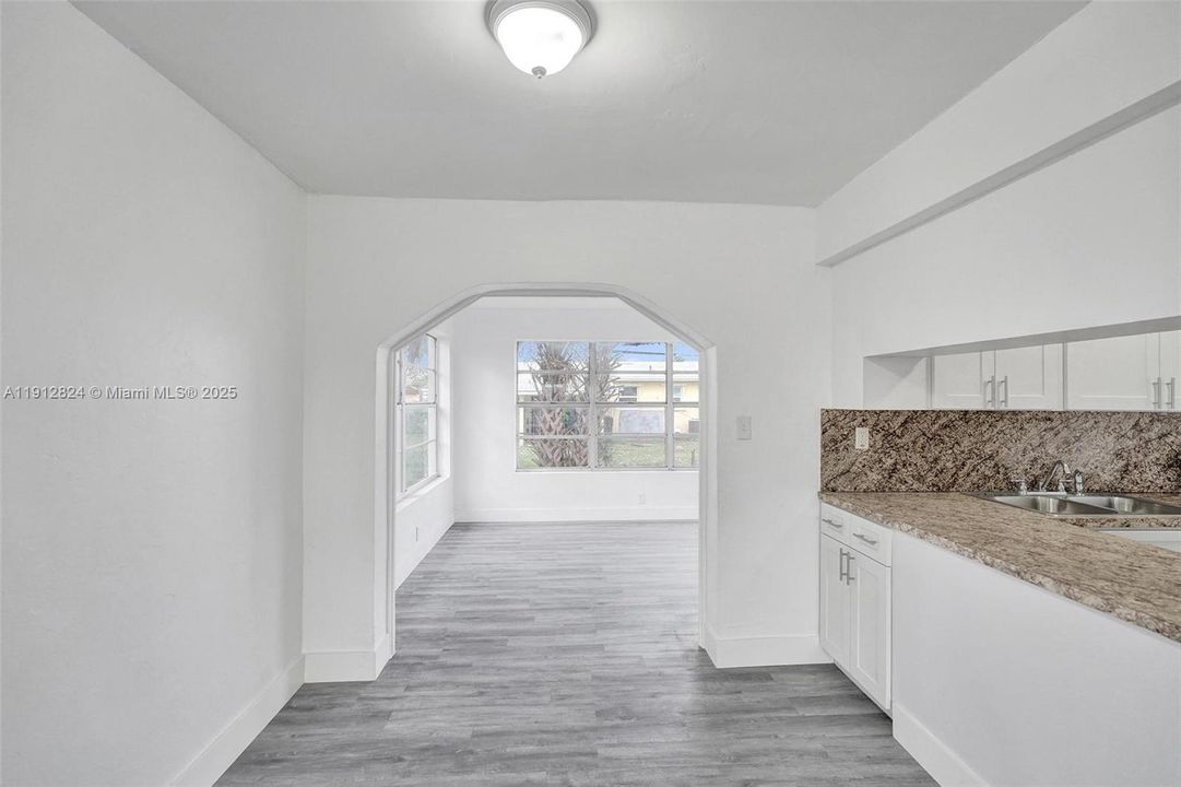 合同活跃: $425,000 (4 贝兹, 2 浴室, 1611 平方英尺)