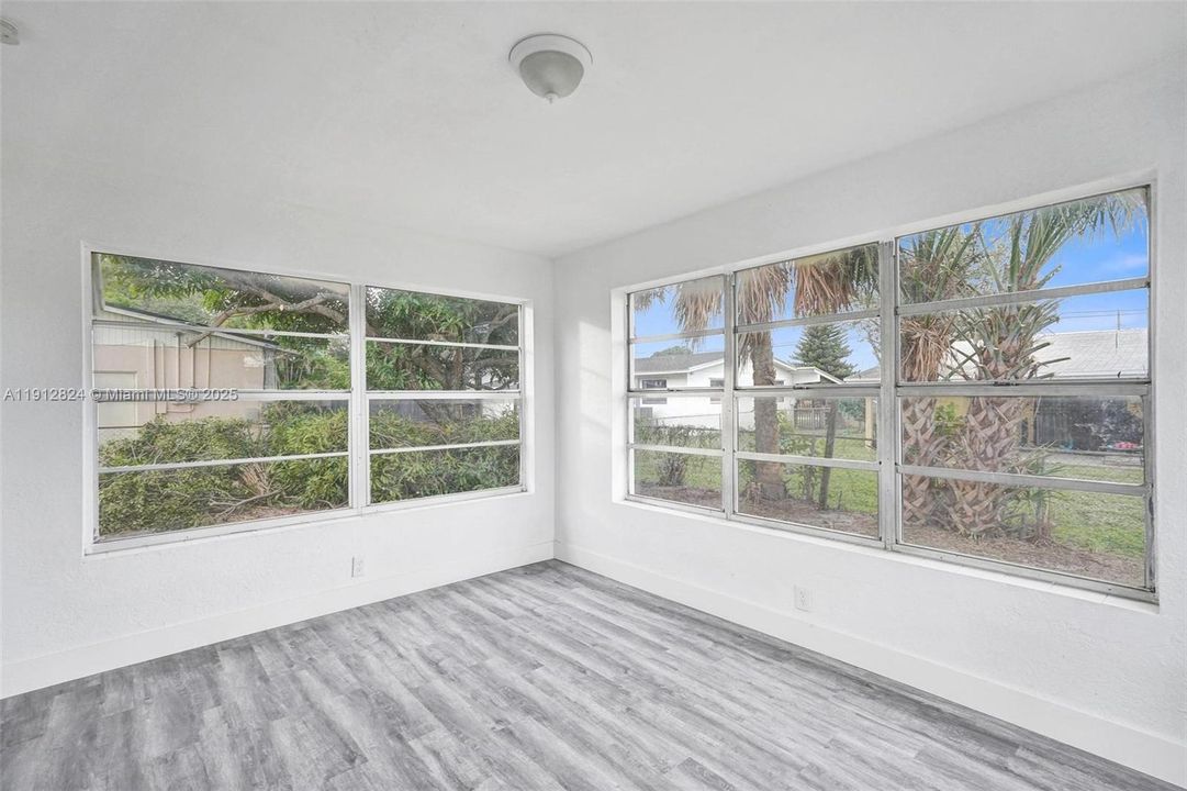 合同活跃: $425,000 (4 贝兹, 2 浴室, 1611 平方英尺)