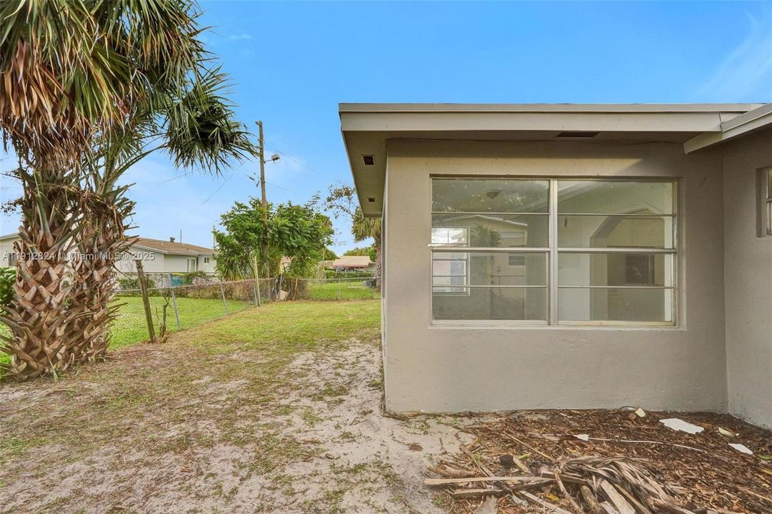 合同活跃: $425,000 (4 贝兹, 2 浴室, 1611 平方英尺)