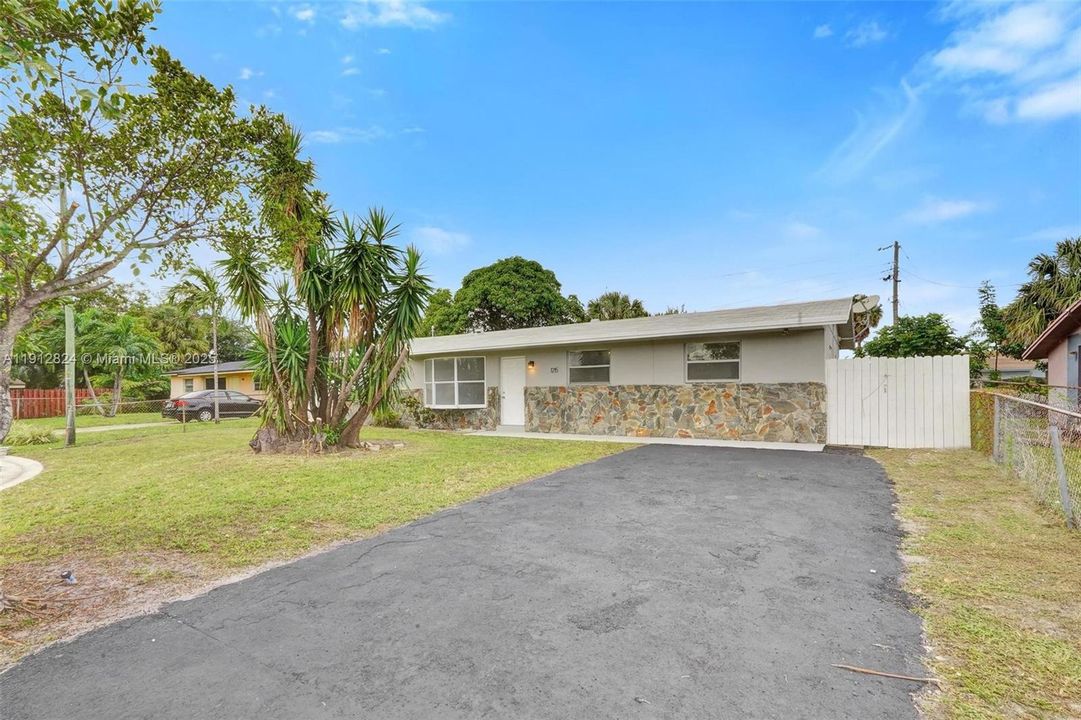 合同活跃: $425,000 (4 贝兹, 2 浴室, 1611 平方英尺)