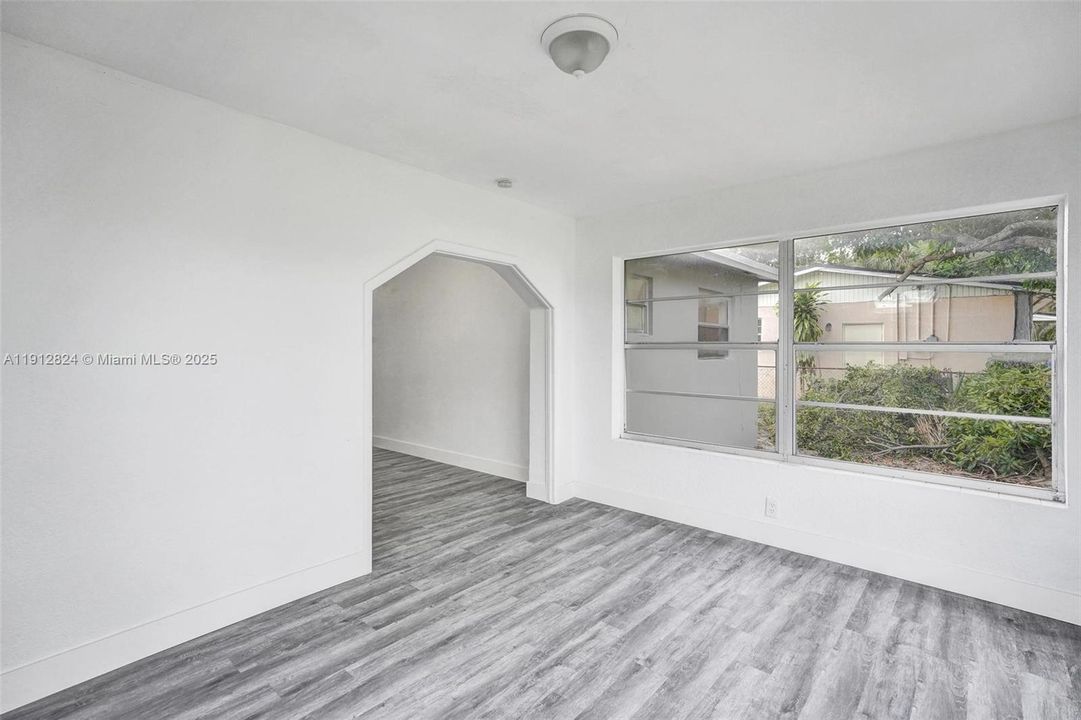 合同活跃: $425,000 (4 贝兹, 2 浴室, 1611 平方英尺)