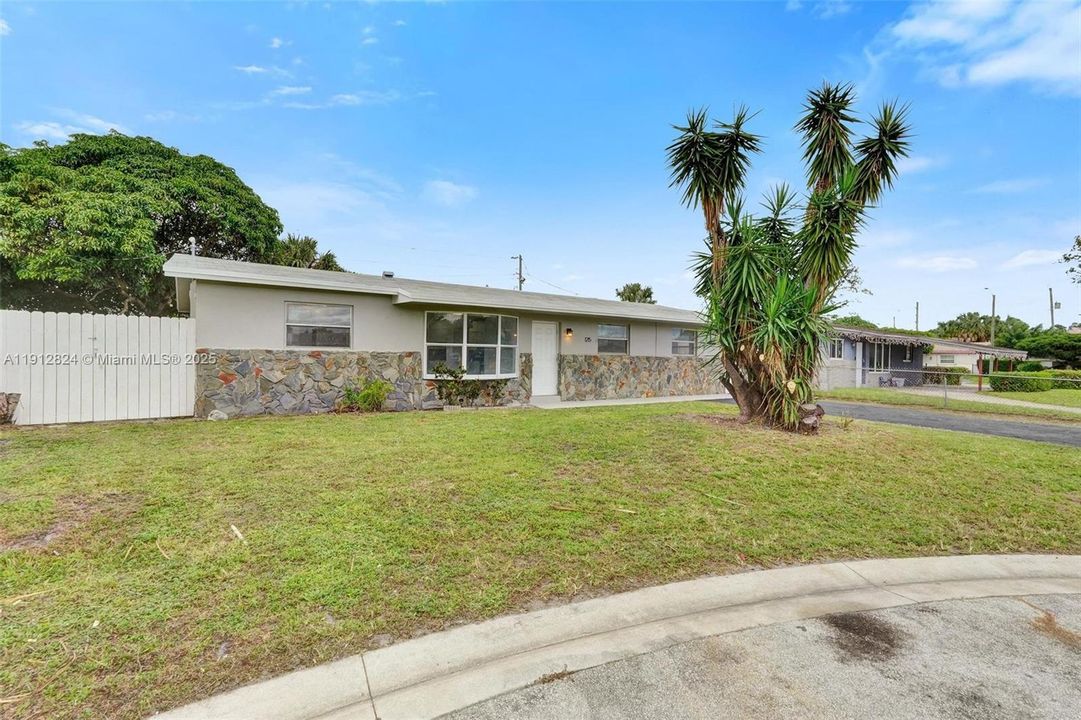 合同活跃: $425,000 (4 贝兹, 2 浴室, 1611 平方英尺)