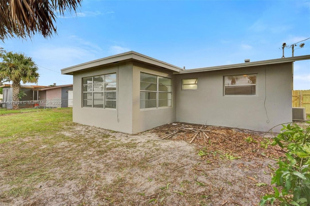 合同活跃: $425,000 (4 贝兹, 2 浴室, 1611 平方英尺)