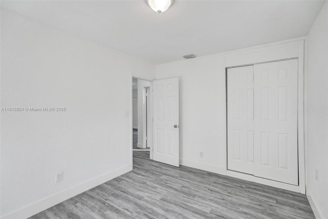 合同活跃: $425,000 (4 贝兹, 2 浴室, 1611 平方英尺)