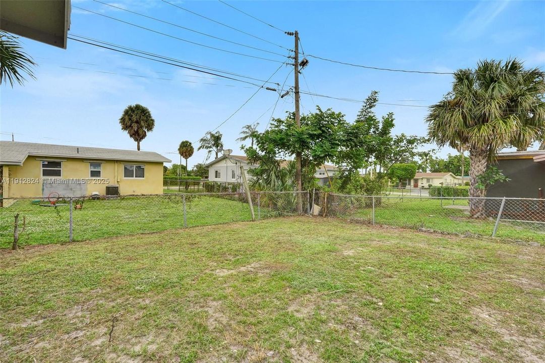 合同活跃: $425,000 (4 贝兹, 2 浴室, 1611 平方英尺)