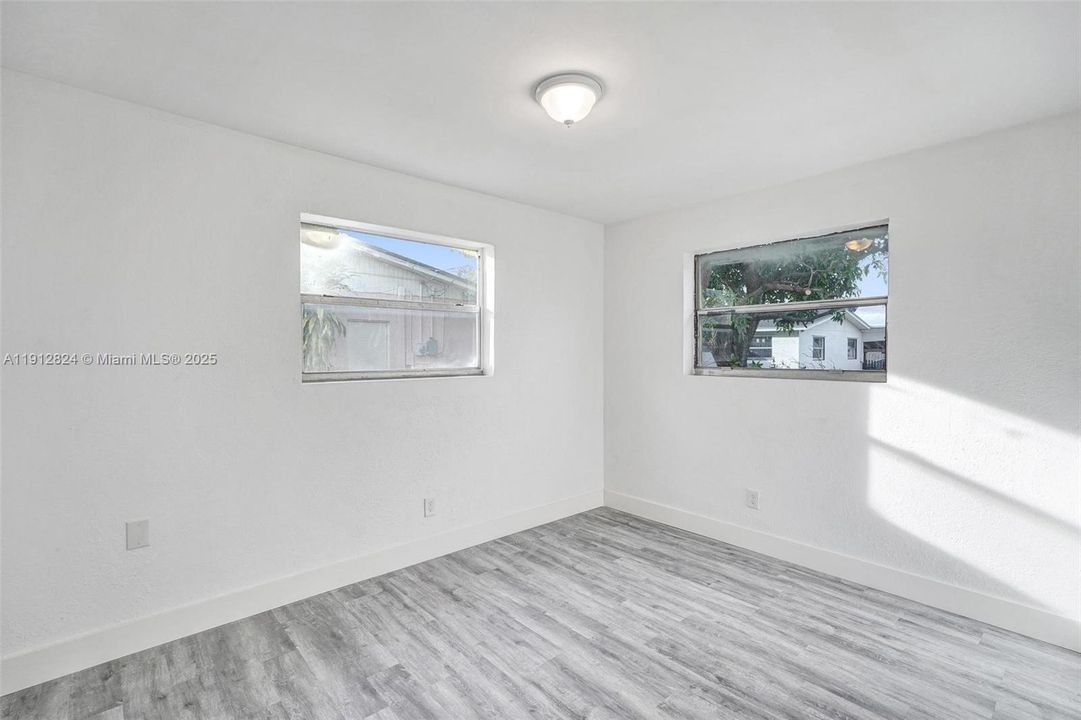 合同活跃: $425,000 (4 贝兹, 2 浴室, 1611 平方英尺)