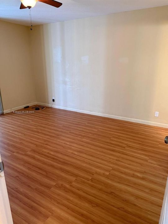 Active With Contract: $1,600 (1 beds, 1 baths, 721 Square Feet)