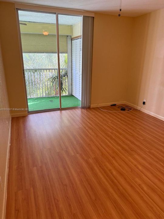 Active With Contract: $1,600 (1 beds, 1 baths, 721 Square Feet)