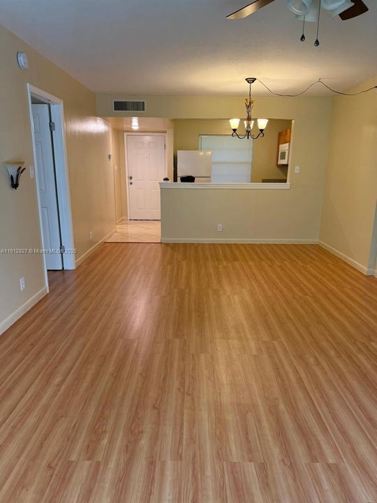 Active With Contract: $1,600 (1 beds, 1 baths, 721 Square Feet)