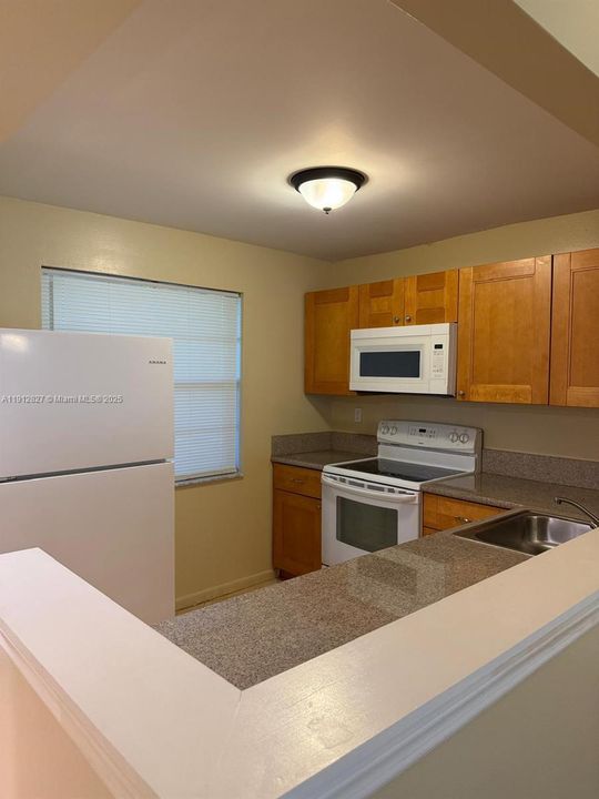 Active With Contract: $1,600 (1 beds, 1 baths, 721 Square Feet)