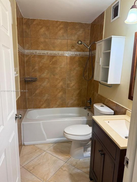Active With Contract: $1,600 (1 beds, 1 baths, 721 Square Feet)